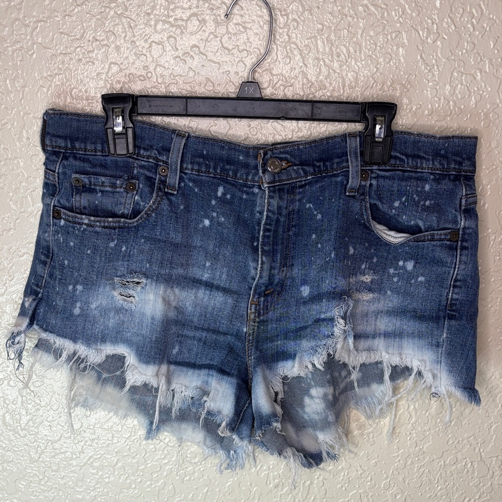 Distressed Levi’s 515 Denim jean’s !! Hello vacation